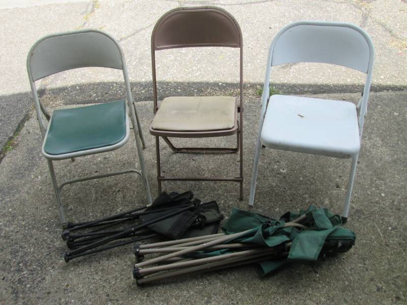 lot 193 image: Lot of 5 Folding Chairs  RED...