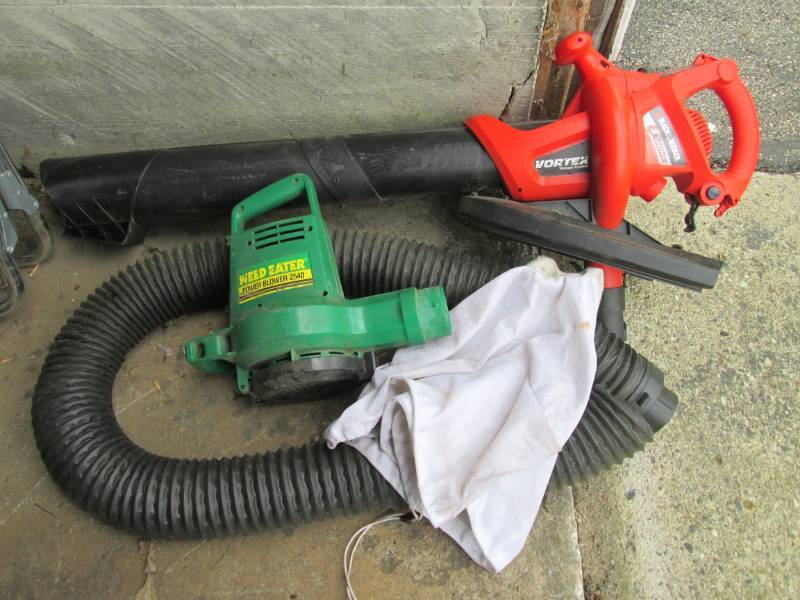 lot 198 image: Black & Decker Leaf Hog Vortex Vacu...