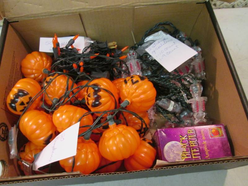 lot 214 image: Assortment of Halloween Lights  D-2...