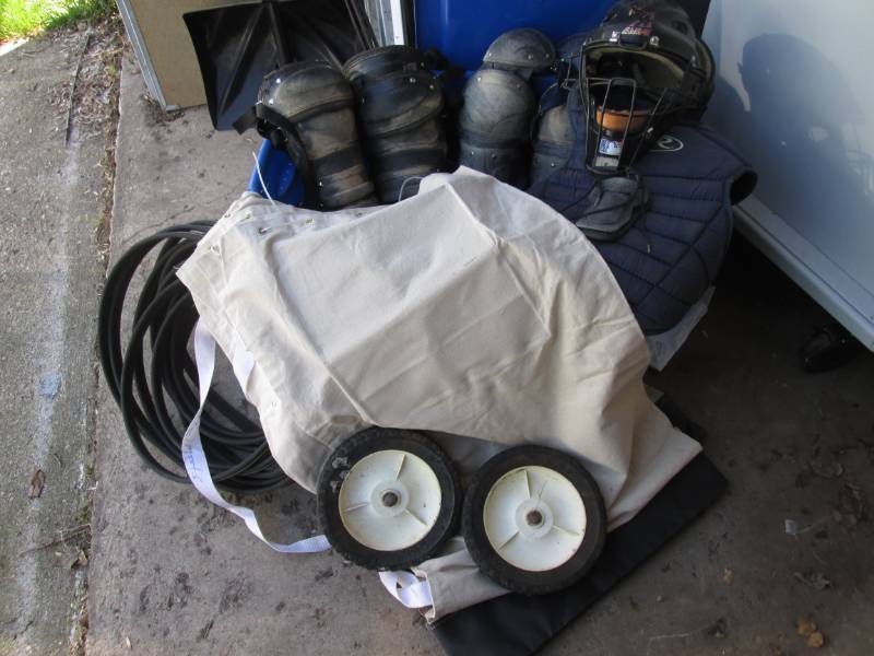 lot 247 image: Tote with Lid Full of Misc Soaker H...