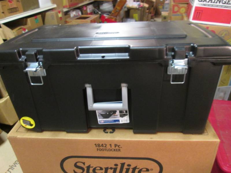 lot 142 image: Sterilite 92 quart Footlocker Stora...