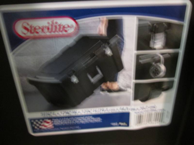 lot 143 image: Sterilite 92 quart Footlocker Stora...