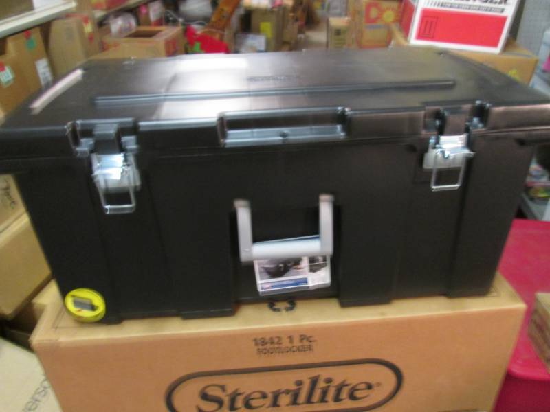 lot 146 image: Sterilite 92 quart Footlocker Stora...