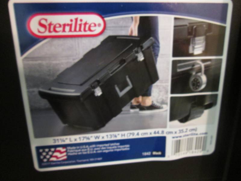 lot 147 image: Sterilite 92 quart Footlocker Stora...