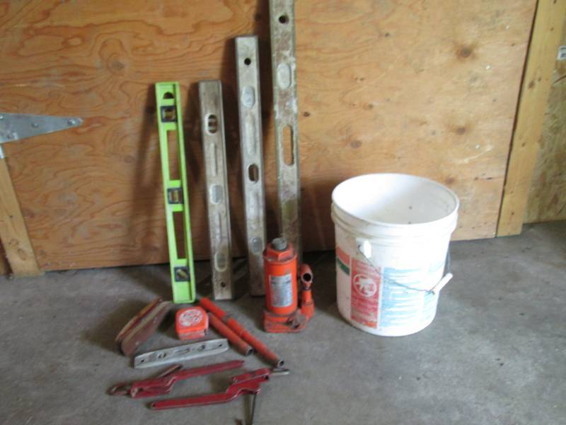lot 161 image: 8 Ton Bottle Jack Assorted Levels C...