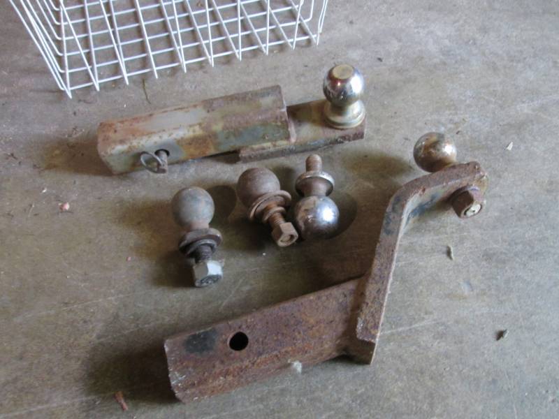lot 167 image: Receiver Hitches and Balls in Wire ...