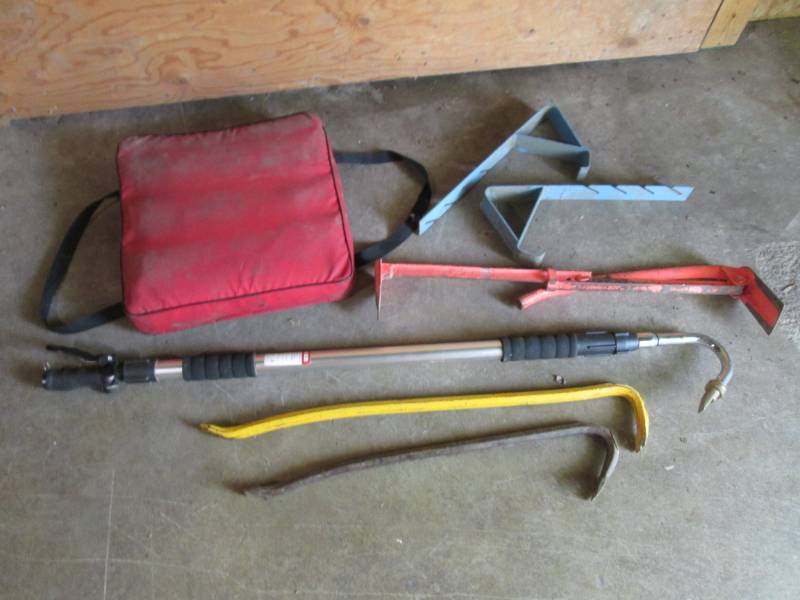 lot 185 image: Pry Bars, Gutter Clean-Out and Othe...