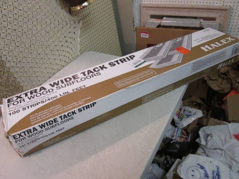 lot 221 image: Box of 100 Halex Extra Wide Tack St...
