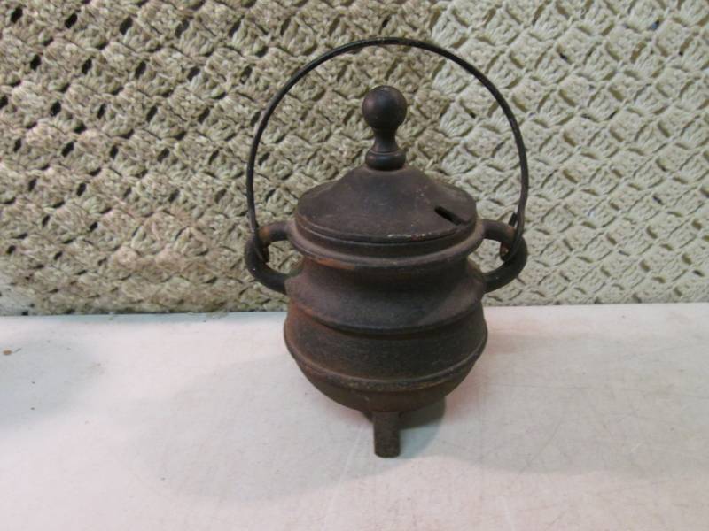 lot 264 image: Vintage Cast Iron Pot with Lid and ...