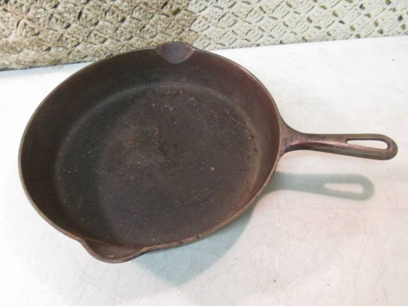 lot 265 image: Vintage Griswold No. 9 Cast Iron Fr...