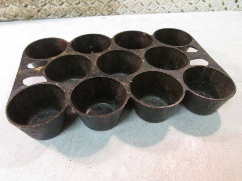 lot 266 image: Vintage Griswold No.10 Cast Iron Mu...