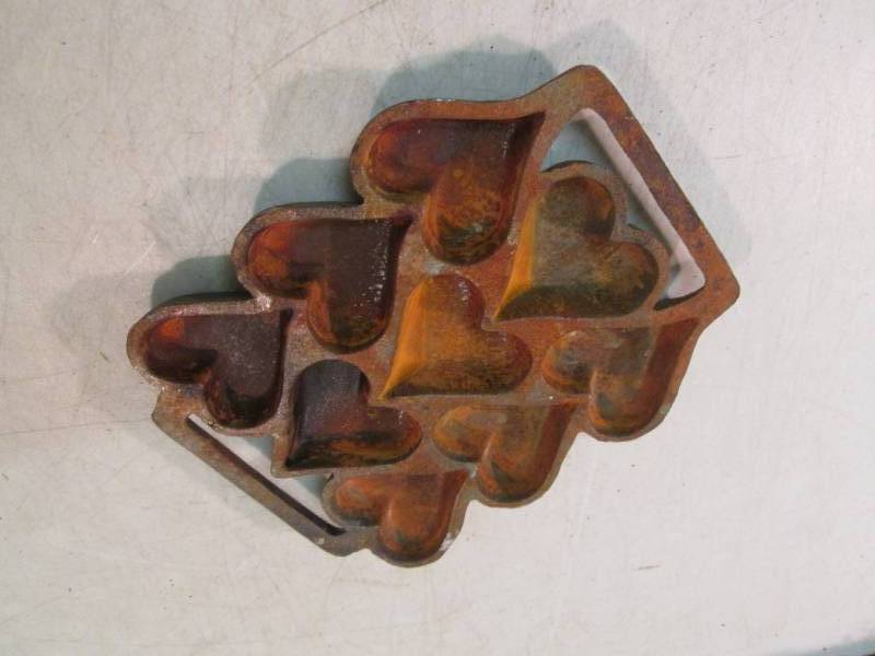 lot 267 image: Vintage Cast Iron Hearts Pan  C-3...