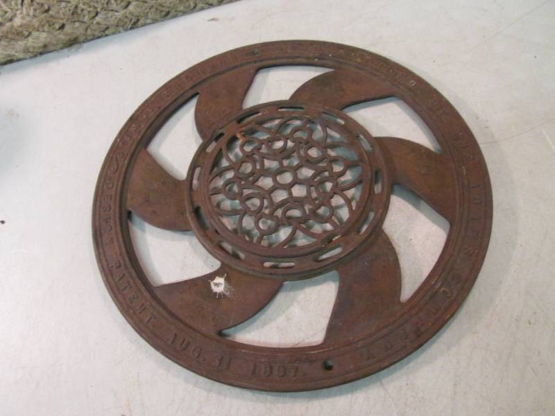 lot 268 image: Vintage Iron Grate 15 38 Says Ma...