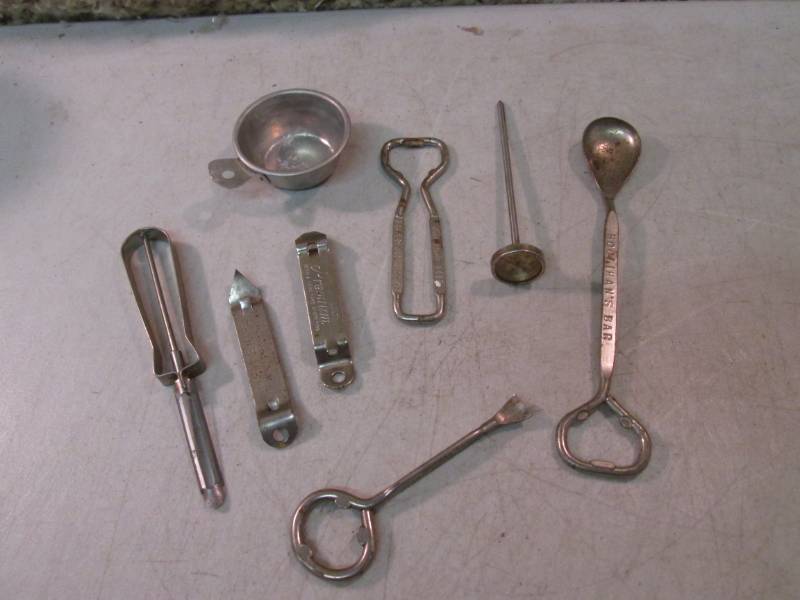 lot 279 image: Lot of Misc Small Vintage Items  E-...