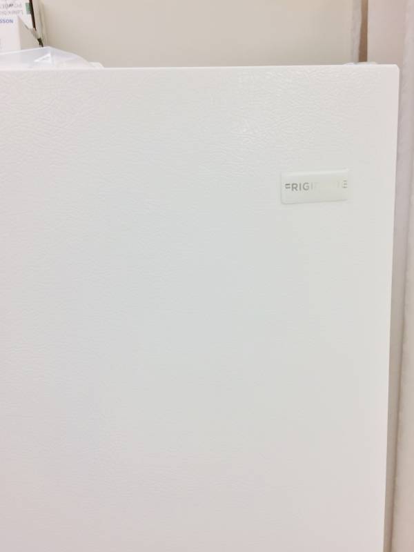 lot 22 image: Frigidaire FFTR1513LW2 Refrigerator - Excellent Working Condition