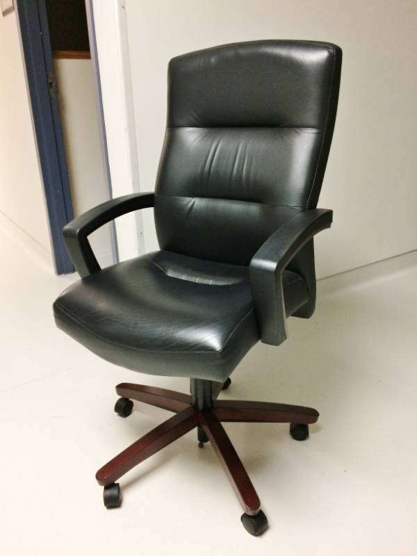 lot 52 image: MSRP $1000 High Quality HON&nbspPark Avenue High-Back Chair - Please View Link For Full Information About This Executive Chair