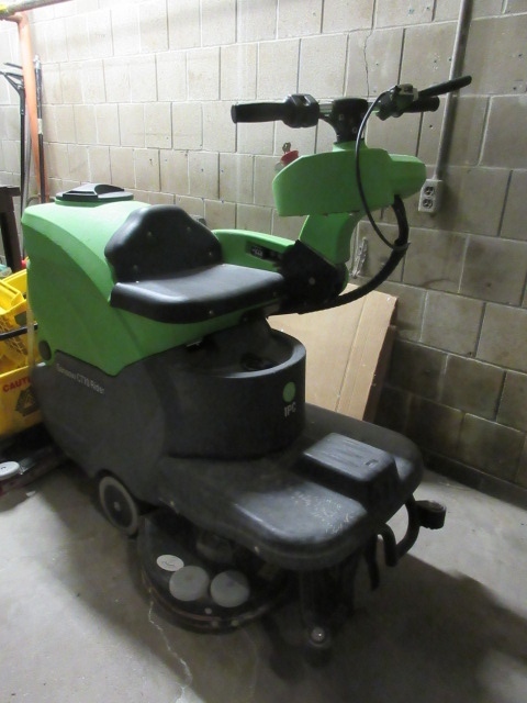 IPC EAGLE RIDE ON FLOOR SCRUBBER