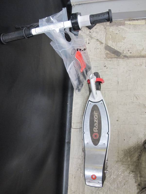 lot 135 image: Razor E200 Electric Scooter