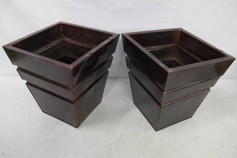 lot 153 image: Pair of Decorative Metallic Bronze Aluminum IndoorOutdoor Pots