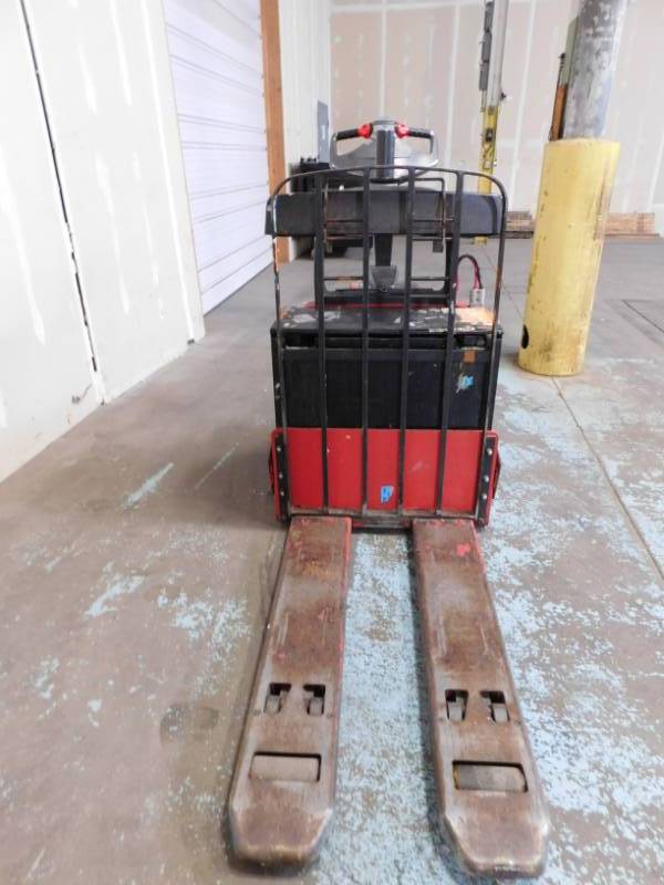lot 5 image: 2007 Raymond Electric WalkieRider Pallet Jack