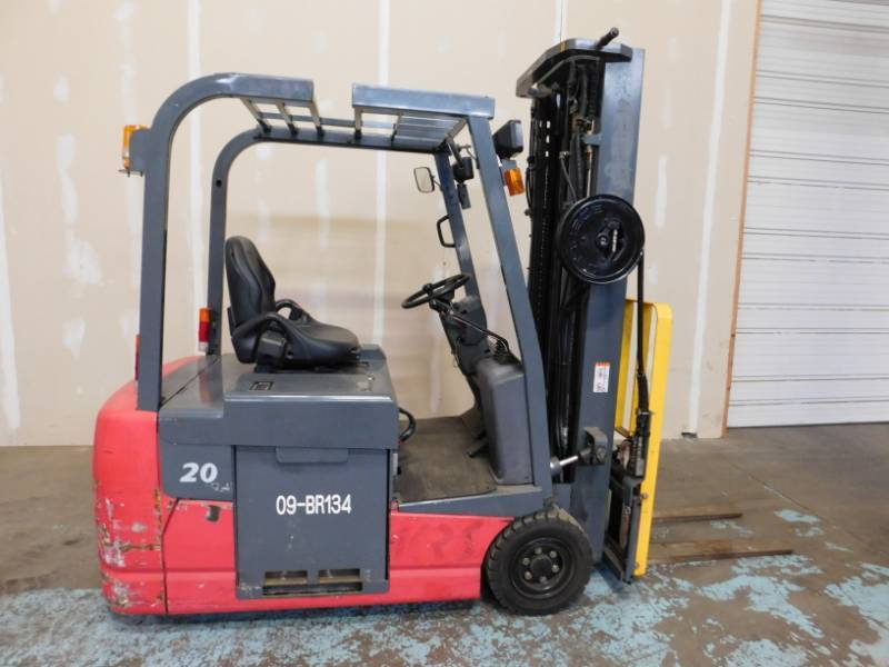 lot 6 image: 2010 NYK 4000lb Electric Forklift
