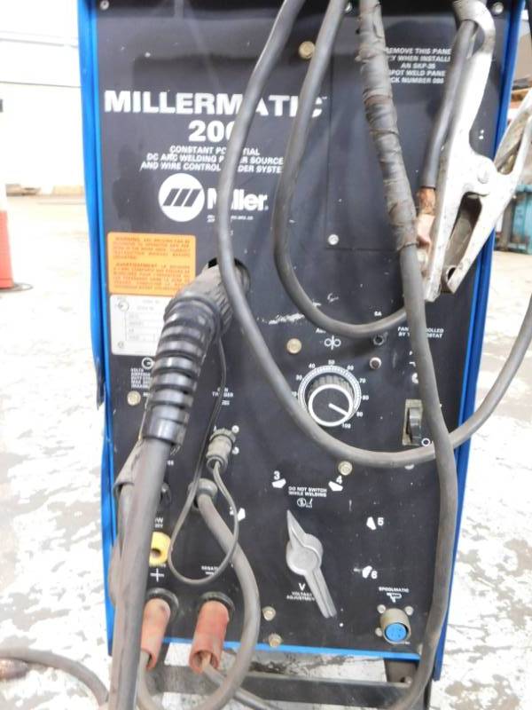 lot 16 image: Millermatic 200 Welder