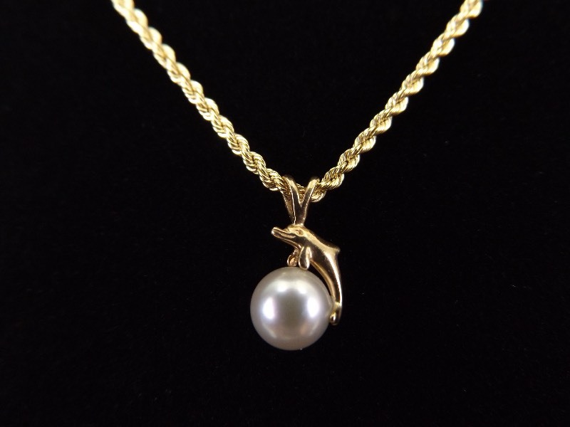 14k Yellow Gold Cultured Pearl Dolphin Pendant Necklace