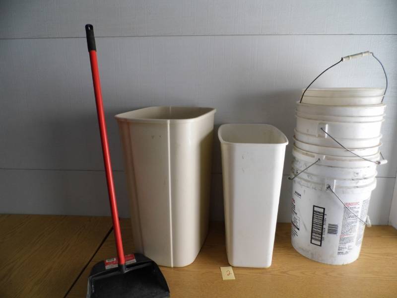 lot 2 image: Bucjkets - Gas Cans - Dustpan