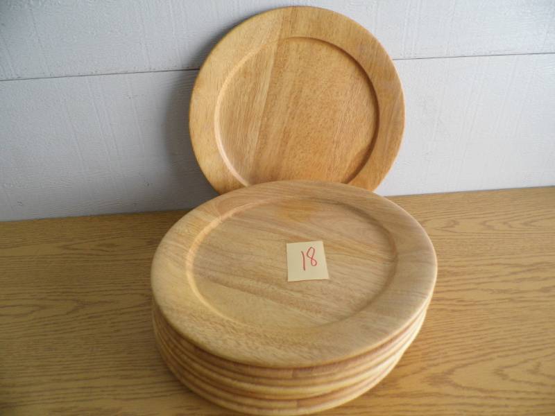 lot 18 image: Lot of 8 Wooden Plates