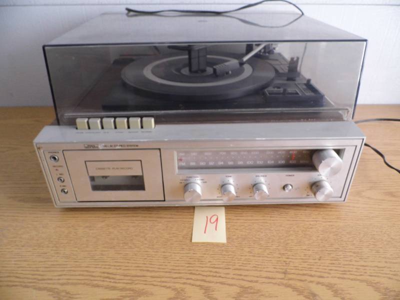 lot 19 image: Stereo