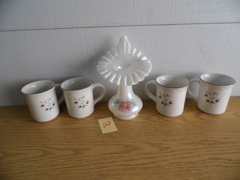 lot 22 image: Fenton Vase - Pfaltzgraff Mugs