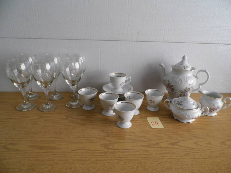 lot 24 image: Tea Set - Glasses