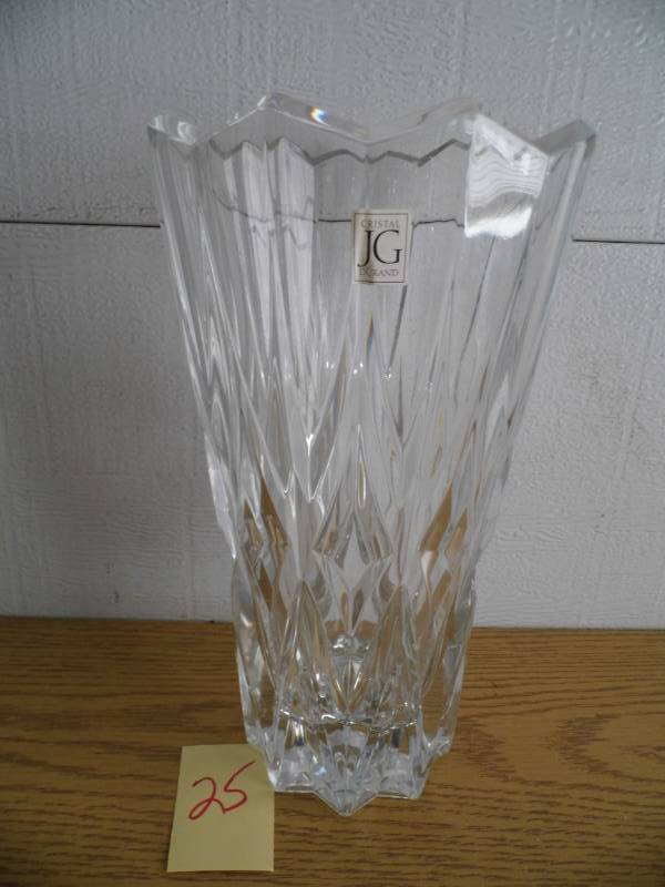 lot 25 image: Crystal vase
