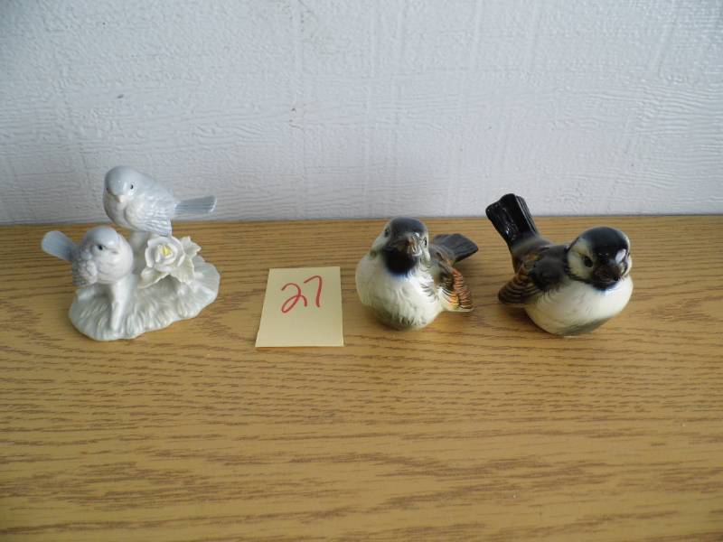 lot 27 image: Goebel Birds