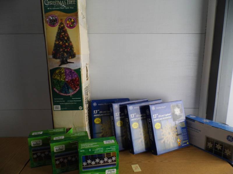 lot 29 image: Christmas