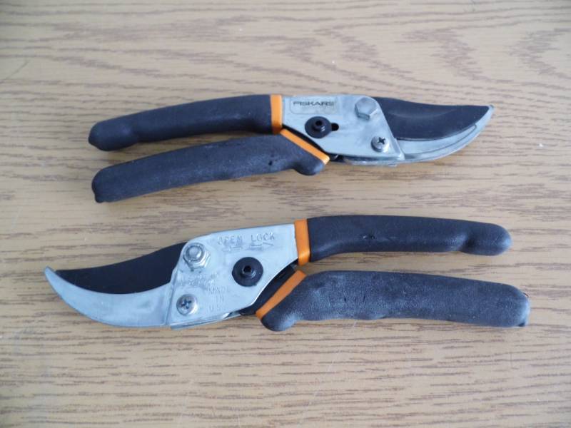 lot 31 image: Lot of 2 Pair Fiskars