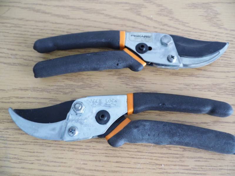 lot 32 image: Lot of 2 Pair Fiskars