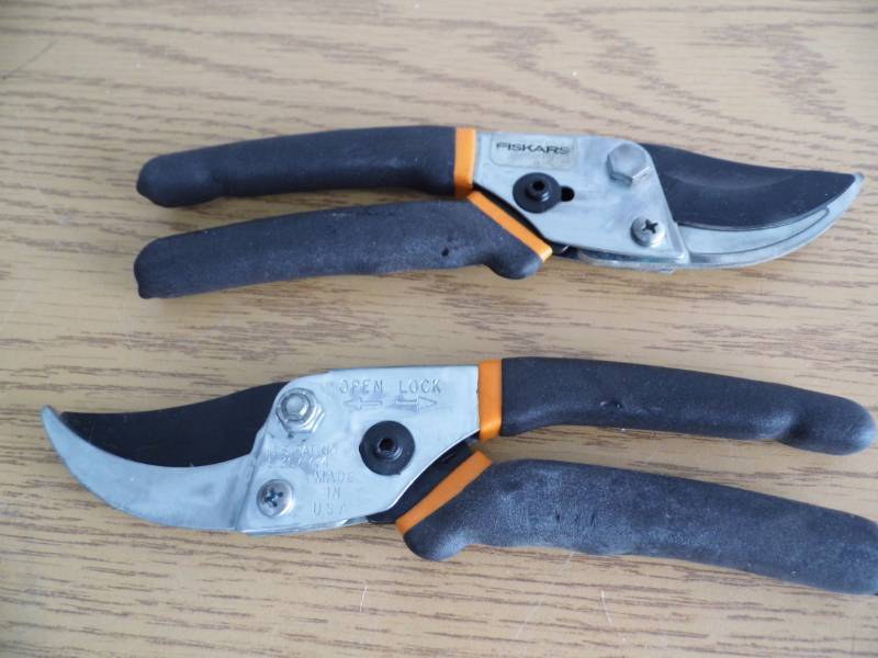 lot 33 image: Lot of 2 Pair Fiskars
