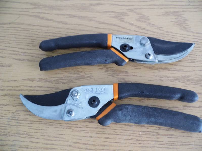 lot 34 image: Lot of 2 Pair Fiskars