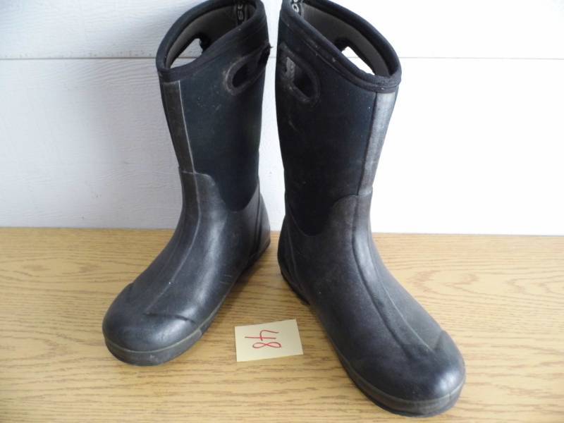 lot 48 image: Boys Boots