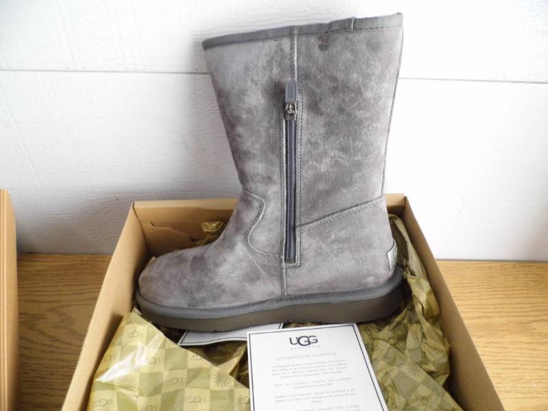 lot 49 image: Ugg Boots
