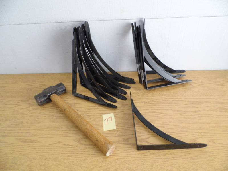 lot 77 image: 13 Shelf Brackets - Hammer
