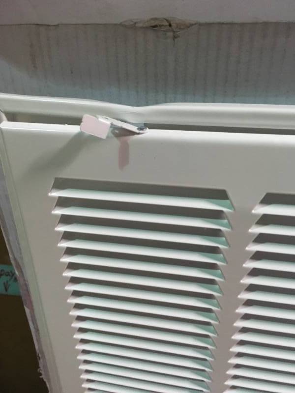 lot 52 image: Everbilt 14 in. x 20 in. White Return Air Filter Grille in good condition