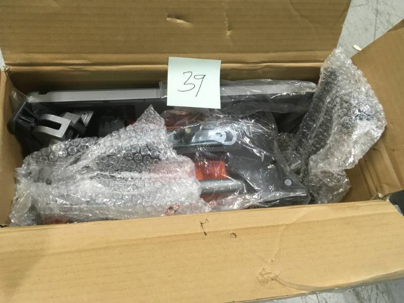 lot 39 image: RIDGID 6.5 Amp Corded 7 in. Table Top Wet Tile Saw in good condition