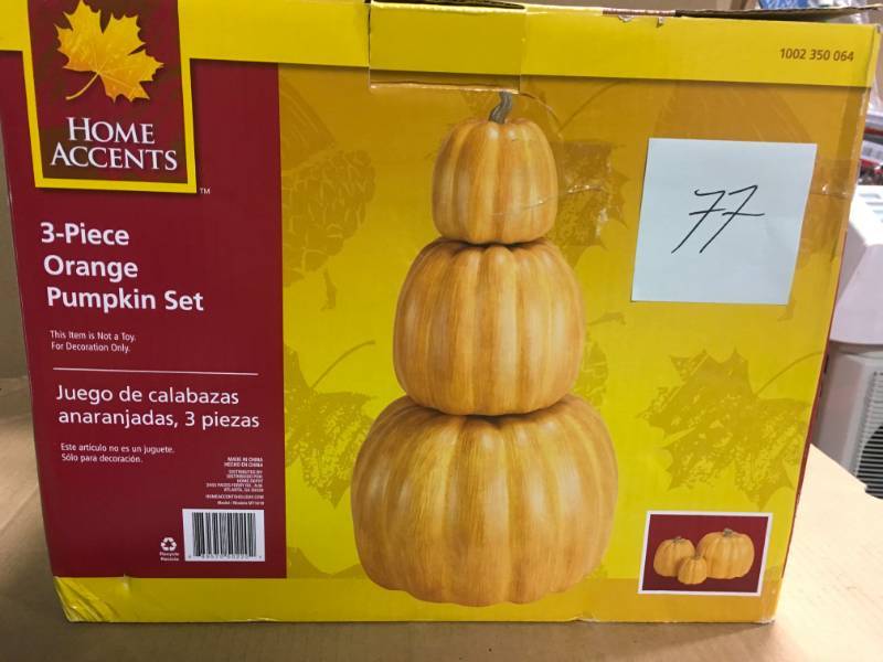 lot 77 image: 26.5 in. H Harvest Stackable Pumpkins in good condition