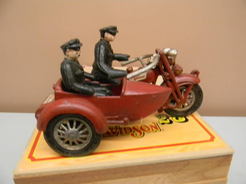 lot 5 image: HARLEY-DAVIDSON CAST IRON MOTORCYCLE WITH SIDECAR & RIDERS - AWESOME PIECE - VERY COLLECTIBLE - APPROX 9 BY 6 BY 6 - SEE PICTURES