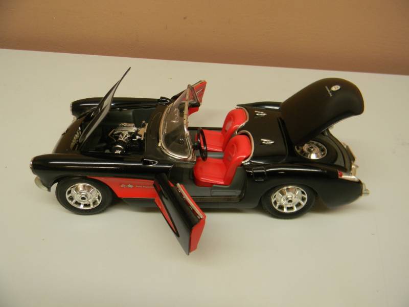 lot 15 image: 1957 CORVETTE 118 SCALE - DURANGO MADE IN ITALY - BLACKRED - SEE PICTURES