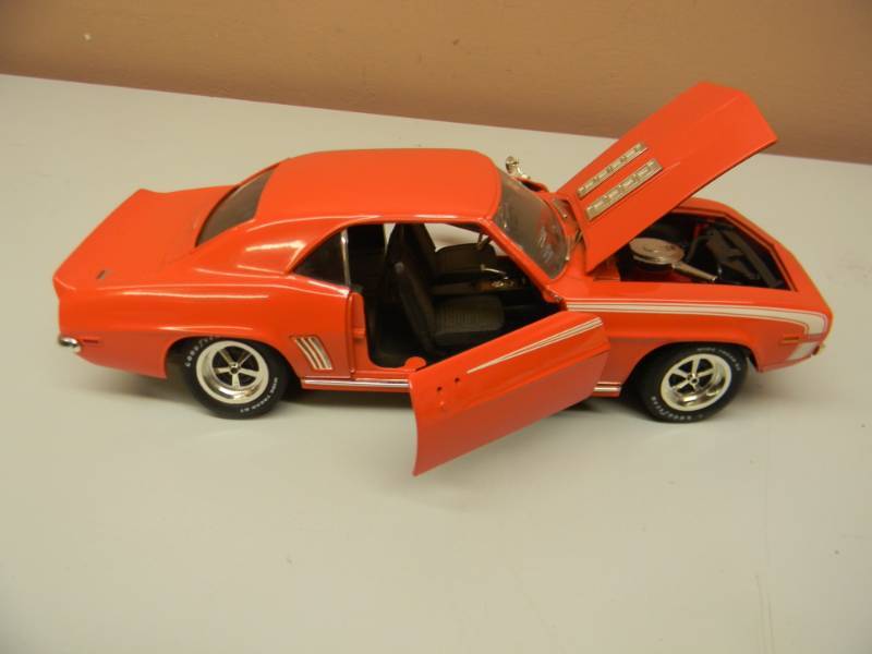 lot 16 image: 1969 CHVROLET CAMARO 118 SCALE - ORANGE - ERTL - SEE PICTURES