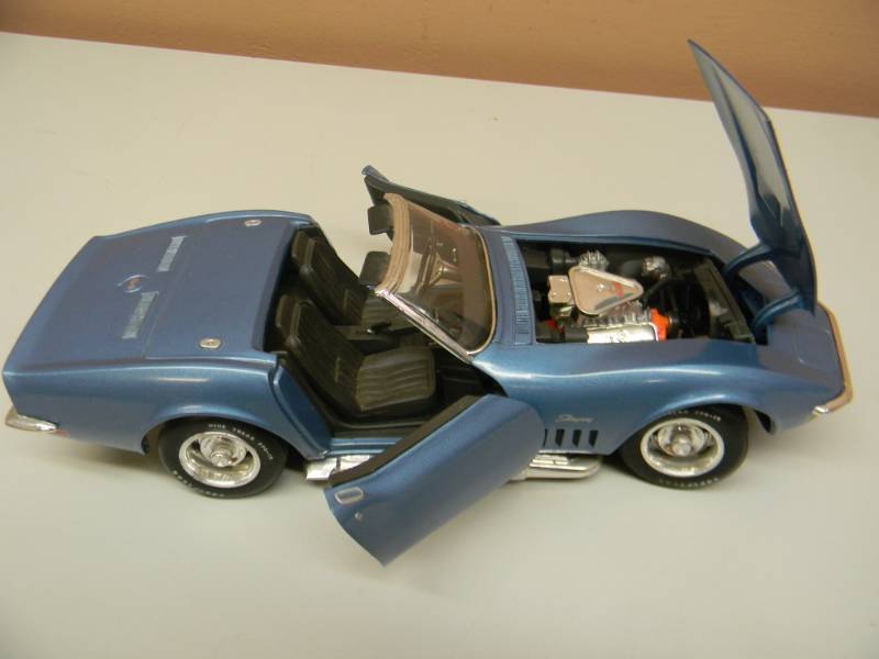 lot 19 image: 1969 CHEVROLET CORVETTE 118 SCALE CONVERTIBLE BLUE - REVELL - SEE PICTURES