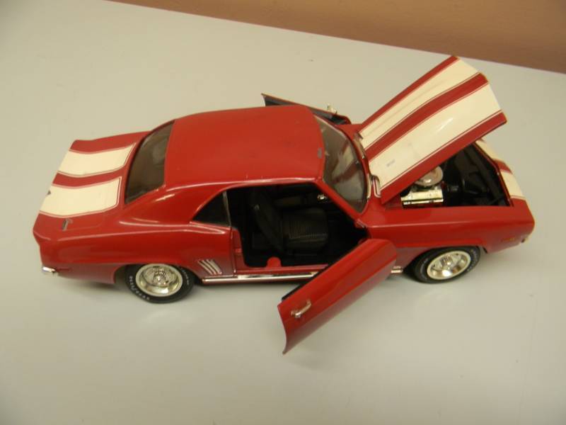 lot 20 image: AMERICAN MUSCLE ERTL 1969 CHEVROLET CAMARO Z28 RED - 118 SCALE - SEE PICTURES